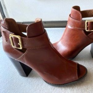 Fioni- tan/caramel brown ankle boots  Great cond  Size 7.5